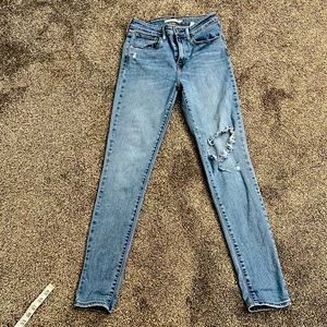 Women’s Levi 711 skinny jeans. Size 25 x 30.